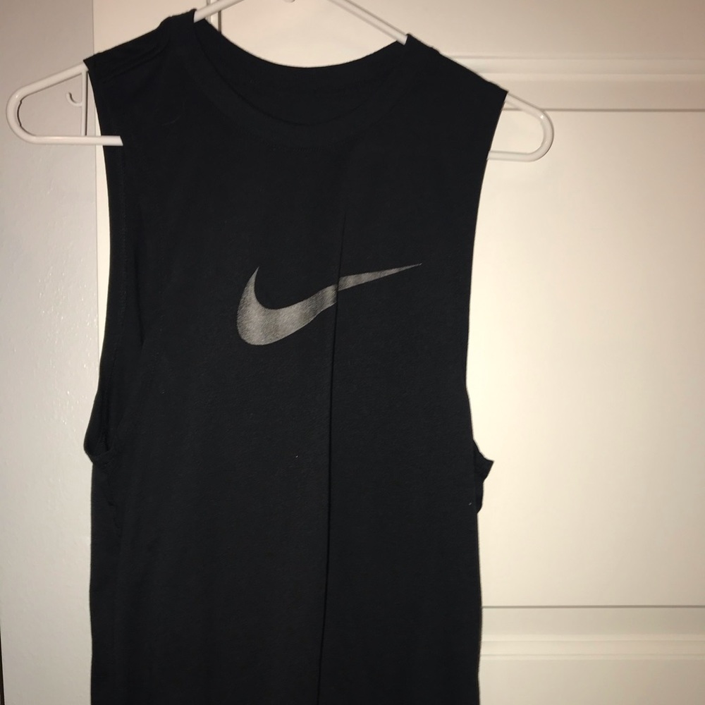 cropped black nike shirt